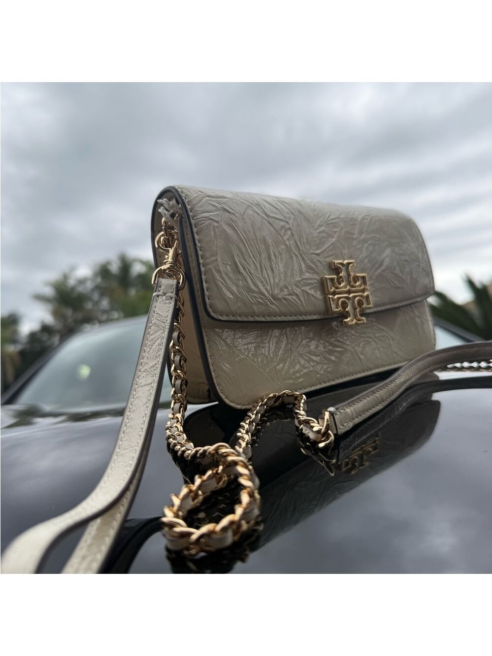 New tory burch BRITTEN PATENT CHARMS CHAIN WALLET W. WRISTLETin light cream - Picture 9 of 9
